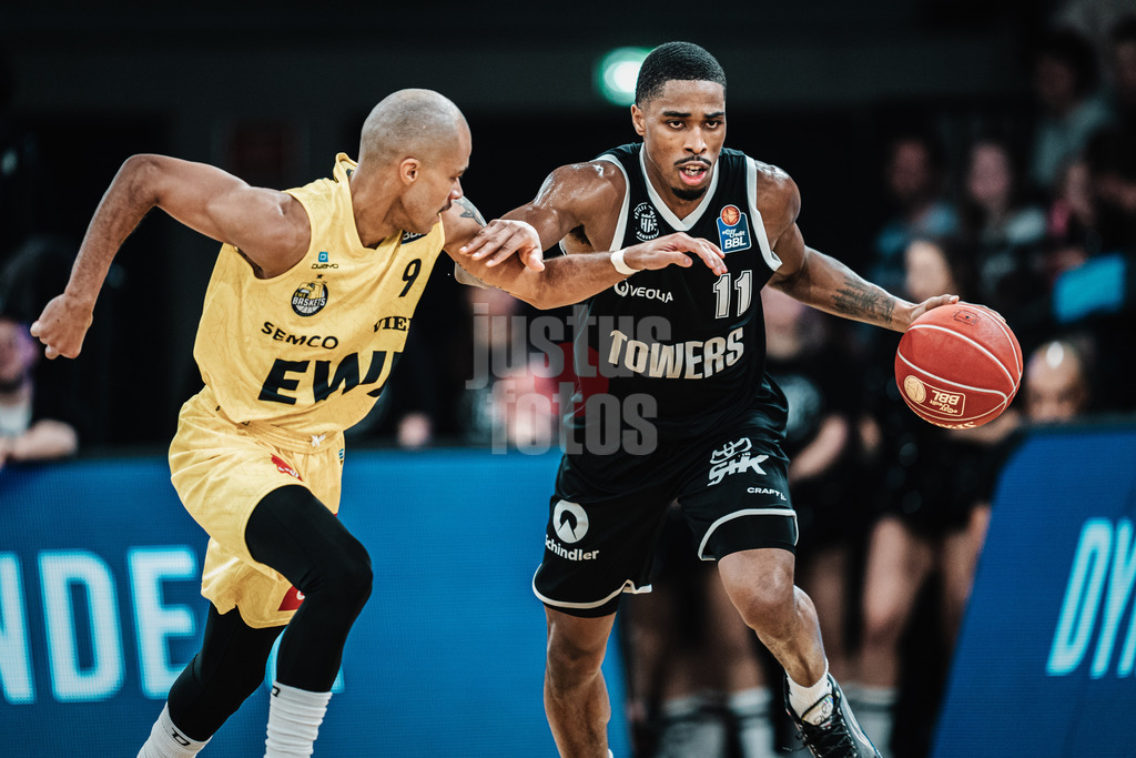 Basketball | Männer | Saison 2023/2024 | easyCredit Basketball Bundesliga | Veolia Towers Hamburg vs. EWE Baskets Oldenburg | 20.01.2024 | v.l. Geno Crandall (#9, EWE Baskets Oldenburg) und William Christmas (#11, Veolia Towers Hamburg)