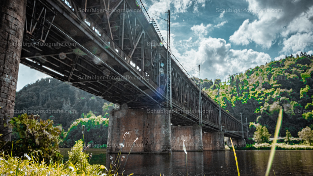 Doppelstockbrücke | Die Doppelstockbrücke Bullay, auch Moselbrücke Bullay genannt, ist eine Brücke über die Mosel zwischen Alf/Zell und Bullay. Sie wurde als Deutschlands erste Doppelstockbrücke errichtet. Über den Obergurt verläuft die Moselstrecke, auf dem Untergurt verläuft die Landesstraße 199. Wikipedia - Realisiert mit Pictrs.com