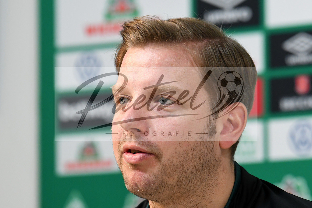 20200303_PKWBRE_0025 | Fussball, Herren: Trainer Florian Kohfeldt (SV Werder Bremen) schaut waehrend der Pressekonferenz des SV Werder Bremen im Presseraum des wohninvest Weserstadion am 03.03.2020 in Bremen, Deutschland. - Realisiert mit Pictrs.com