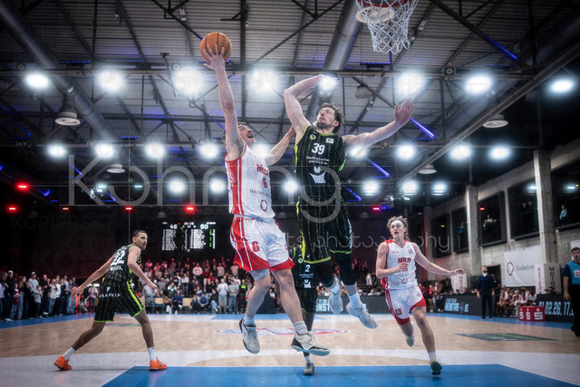 Barmer 2. Basketball Bundesliga ProA: Rheinstars Koeln vs. BBC Bayreuth, 11.01.26 | Köln, 11.01.26 - Jasper Günther (RheinStars Köln, 6, PG) und Willem Brandwijk (BBC Bayreuth, 39, PF) unter dem Korb während des Spiels der Barmer 2. Basketball Bundesliga ProA: Rheinstars Koeln vs. BBC Bayreuth in der Motor World in Köln.