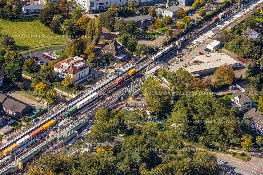 Voerde241009326 | Luftbild, Hbf Bahnhof Voerde, Baustelle Brücke Steinstraße, Ausbau der Betuweroute und Betuwe-Linie Eisenbahnstrecke, Baustelle mit Schallschutzwand, Voerde, Ruhrgebiet, Niederrhein, Nordrhein-Westfalen, Deutschland