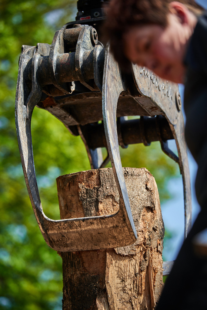 Waldköhlerei Hochecker | Michelbach, Austria - May 08, 2019: Waldköhlerei Hochecker, die 2011 in das Nationale Verzeichnis des immateriellen Kulturerbes der UNESCO aufgenommen wurde, produziert noch echte Holzkohle; Frau Hochecker beim Aufbau des Kohlmeilers. - Realisiert mit Pictrs.com