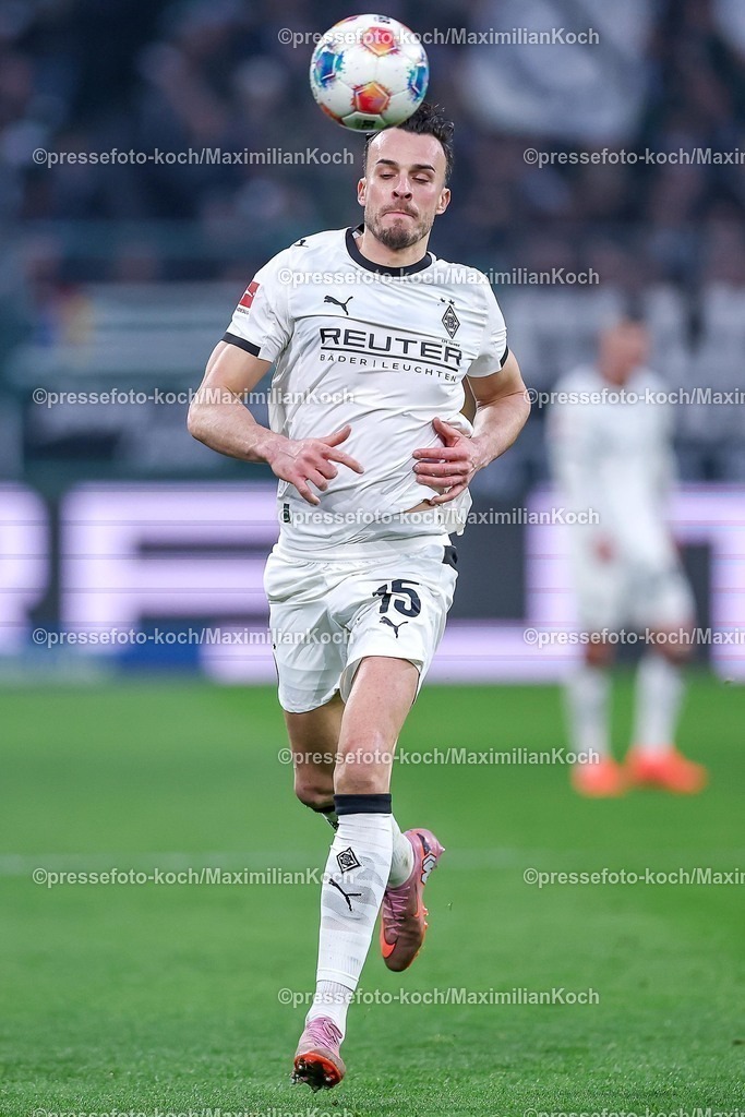BMG13122502052 | 13.12.2025, Fußball, Borussia Mönchengladbach - VfL Wolfsburg, 1. Fußball Bundesliga, 14.Spieltag, Borussia-Park, Saison 2025 2026: Moritz Jenz&nbsp;(VfL Wolfsburg #15)  DFB regulations prohibit any use of photographs as image sequences and or quasi-video.