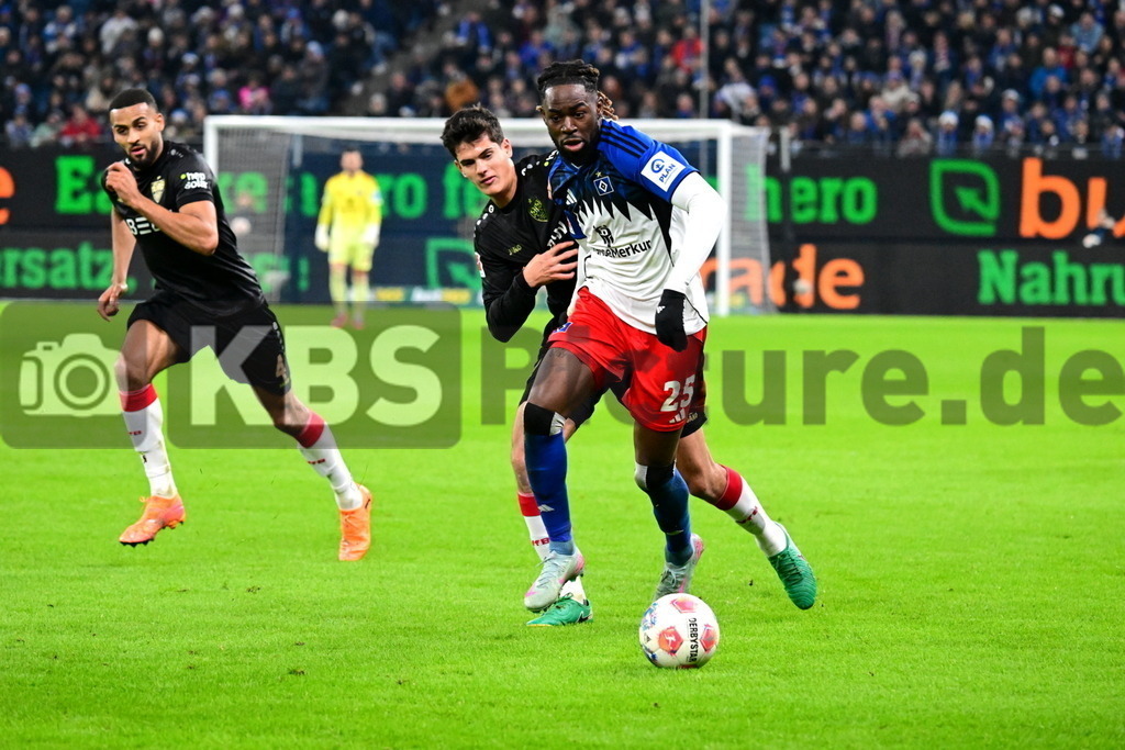 KBS Picture_HSV-Stuttgart_051 | v.l. Vagnoman Josha (VfB Stuttgart) , Torunarigha Jordan (HSV) , Andres Baixauli Jose Maria (VfB Stuttgart) ,Sportplatz :  Volksparkstadion, - Realisiert mit Pictrs.com