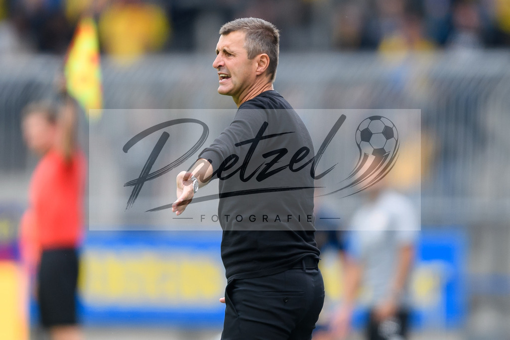 EBSTSV20210828_038 | Fussball, Herren: Trainer Michael Koellner (TSV 1860 Muenchen) gestikuliert beim Spiel der 3. Liga zwischen Eintracht Braunschweig und TSV 1860 Muenchen im Eintracht-Stadion am 28.08.2021 in Braunschweig, Deutschland.DFB / DFL REGULATIONS PROHIBIT ANY USE OF PHOTOGRAPHS AS IMAGE SEQUENCES AND/OR QUASI-VIDEO. - Realisiert mit Pictrs.com