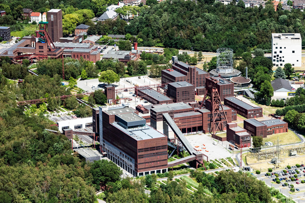 dr__0038111.jpg | ESSEN 22.07.2019 Industrie- Denkmal der stillgelegten technischen Anlagen und Produktionshallen des Geländes der Stiftung des " UNESCO-Welterbe Zollverein " mit dem Ruhr-Museum und zahlreichen Betrieben in Essen im Bundesland Nordrhein-Westfalen, Deutschland. Weiterführende Informationen bei: Deutsche UNESCO-Kommission e.V.,  UNESCO-Welterbe Zollverein. // Industrial monument of the technical plants and production halls of the premises of Stiftung of " UNESCO-Welterbe Zollverein " with dem Ruhr-Museum and zahlreichen Betrieben in Essen in the state North Rhine-Westphalia, Germany. Further information at: Deutsche UNESCO-Kommission e.V.,  UNESCO-Welterbe Zollverein. Foto: Daniel Reiter