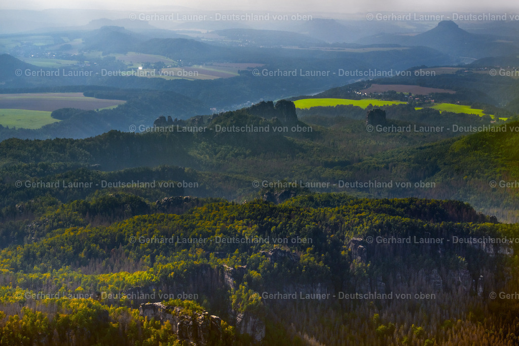 4060674 | BAD SCHANDAU 07.09.2021 Felsen- Massiv und Gesteinsformation Schrammsteine in Bad Schandau Elbsandsteingebirge im Bundesland Sachsen, Deutschland. // Rock massif and rock formation Carolafelsen in Bad Schandau Elbe Sandstone Mountains in the state Saxony, Germany. Foto: Gerhard Launer