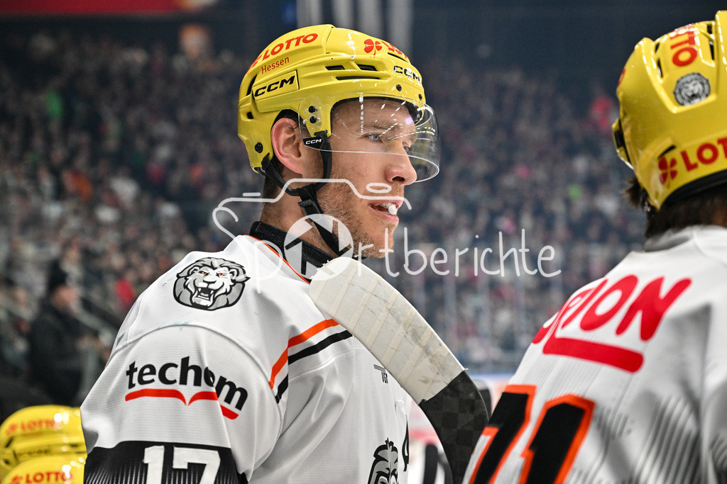 Augsburger Panther - Löwen Frankfurt  | Im Bild Carter ROWNEY (Löwen Frankfurt #17) auf der BAnk / DEL: Augsburger Panther - Loewen Frankfurt, Curt Frenzel Stadion am 12.01.2025