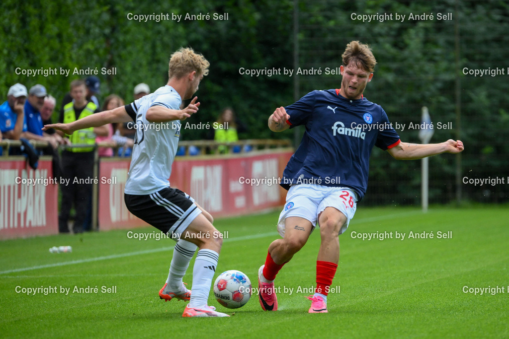 Holstein Kiel II vs 1. FC Phönix Lübeck II | Leland Junge (Holstein #28) vs Philippe Beeke (Phönix #16) / Fußball-Oberliga Männer 2026/2027 / Holstein Kiel II vs 1. FC Phönix Lübeck II / Citti Fussball Park - Projensdorf / Kiel / 08.08.26 - Realisiert mit Pictrs.com