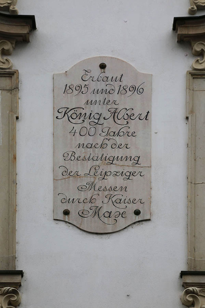 Foto: Leipzig - Kaiser-Maximilian-Denkmal - Gedenktafel für Städtisches Kaufhaus | Das Team hinter BILDLEXIKON LEIPZIG bündelt historische wie aktuelle Informationen über die Stadt Leipzig in Text und Bild auf einer Plattform und stellt diese der interessierten Öffentlichkeit zur Verfügung.