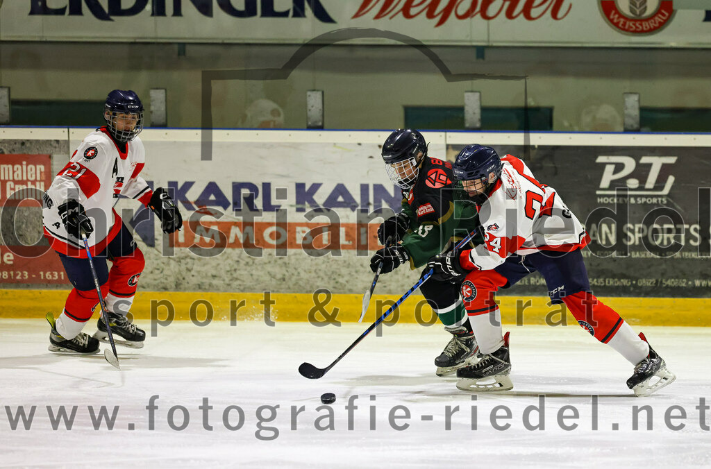 2022-12-04_055_TSV_Erding_gegen_EHC_Klostersee | Erding, Deutschland, 04.12.2022:
Eishockey, Bayernliga U17 2022 / 2023, 11. Spieltag, TSV Erding gegen EHC Klostersee, Endergebnis: 3:5

Patrick Kerndl (EHC Klostersee, #21), Vladyslav Butko (Erding Gladiators, #13), Jan Markmann (EHC Klostersee, #24)

Foto: Christian Riedel / fotografie-riedel.net