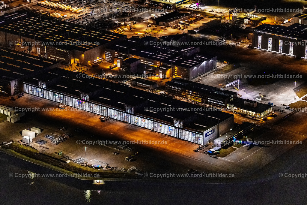 Hamburg_Finkenwerder_Airbus_Nachtaufnahme_ELS_5666060325 | HAMBURG 06.03.2025 Nacht- Lichter und Beleuchtung Airbus Produktionsgelände und Werksflughafen Finkenwerder in Hamburg. Auf dem ehemaligen Gelände der Hamburger Flugzeugbau - am Elbeufer auf der Halbinsel Finkenwerder -  befindet sich ein Airbus-Werk mit eigenem Werksflughafen. Weiterführende Informationen bei: Airbus SE. // Night lighting airbus works and airport of Finkenwerder in Hamburg in Germany. The former Hamburger Flugzeugbau works  - on the Finkenwerder Peninsula on the riverbank of the Elbe - include an Airbus production site with an airplane. Several Airbus planes and models are being constructed here. Further information at: Airbus SE. Foto: Martin Elsen