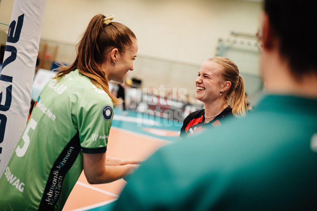 Volleyball | Frauen | Saison 2025/2026 | Volleyball Bundesliga | ETV Hamburger Volksbank Volleys vs. Ladies in Black Aachen | 29.10.2025 | v.l. Corina Glaab (#5, Ladies in Black Aachen) und Zoe Konjer (#8, ETV Hamburger Volksbank Volleys) beim Münzwurf