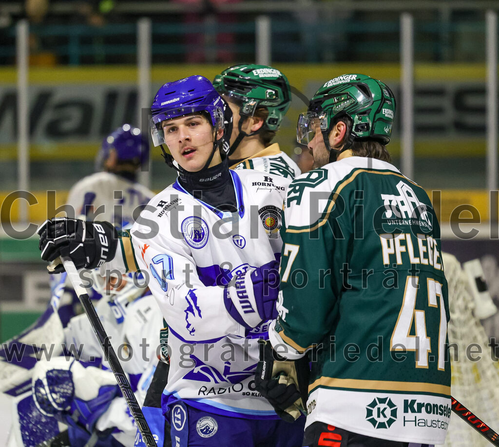 2026-01-23_040_TSV_Erding_gegen_SC_Riessersee | Erding, Deutschland, 23.01.2026:Eishockey, Oberliga Süd 2025 / 2026, 40. Spieltag, TSV Erding gegen SC Riessersee, Endergebnis: 6:5 n.V.Tim Hettich (SC Riessersee, #17), Marco Pfleger (Erding Gladiators, #47)Foto: Christian Riedel / fotografie-riedel.net
