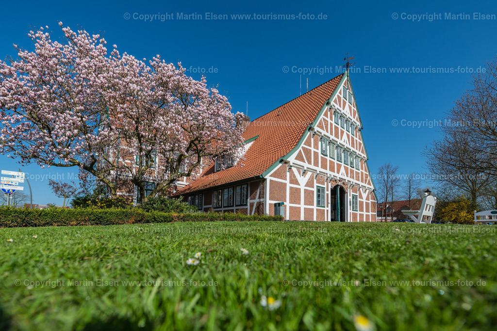 Jork Rathaus in Blüte_ELS_1508180418a | Fotos aus den Touristenorten aus Norddeutschland. - Realisiert mit Pictrs.com
