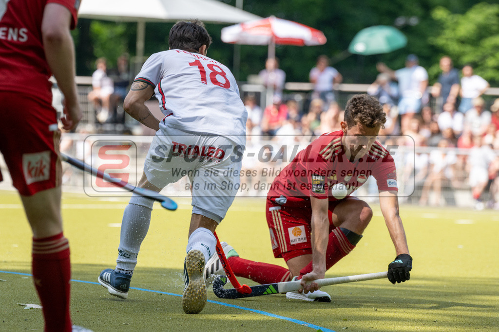 SFE_20240511_0061 | Krefeld, Deutschland, 11.05.2024: Martin Ferreiro (Crefelder HTC) Lius Höchemer (Rot-Weiss Köln) in Aktion waehrend des Spiels der Feldhockey 1. Bundesliga Herren zwischen Crefelder HTC - Rot Weiss Köln im Gerd-Wellen-Hockeyanlage am 11.05.2024 in Krefeld, Deutschland. (Foto von Stephan Fehrmann)

Krefeld, Germany, 11.05.2024: Martin Ferreiro (Crefelder HTC) Lius Höchemer (Rot-Weiss Köln) in action during the game of Feldhockey 1. Bundesliga Herren between Crefelder HTC - Rot Weiss Köln in Gerd-Wellen-Hockeyanlage at 11.05.2024 in Krefeld, Deutschland. (Foto from Stephan Fehrmann)