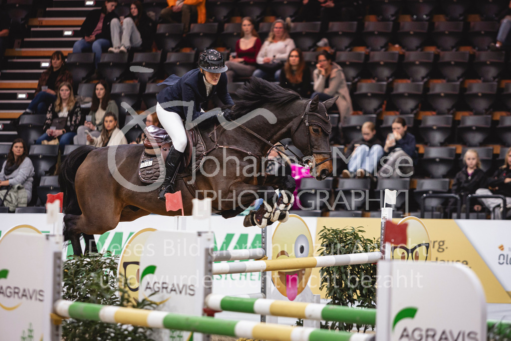 241102_Oldenburg_FinaleWaldbach-161 | Deine schönsten Turniermomente als professionelle Fotos! Entdecke hochwertige Pferdesport-Fotografie im Online-Shop. Jetzt Fotos finden & bestellen!