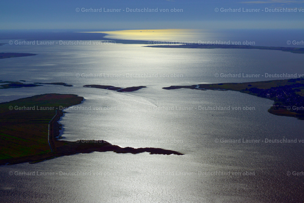 3638253 | Nationalpark Vorpommersche Boddenlandschaft, BORN A. DARß 25.08.2016 Wasseroberfläche an der Meeres- Küste der Ostee mit Blick auf den Saaler Bodden in Born am Darß an der Ostseeküste im Bundesland Mecklenburg-Vorpommern, Deutschland. // Water surface on the sea coast of the Ostee with a view of the Saaler Bodden in Born am Darss on the Baltic Sea coast in the state Mecklenburg - Western Pomerania, Germany. Foto: Gerhard Launer