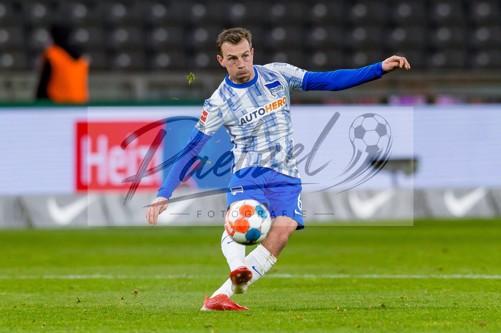 HERBOC20220204_225 | Fussball, Herren: Vladimir Darida (Hertha BSC) in Aktion, am Ball, Einzelaktion bei dem Spiel der 1. Bundesliga zwischen Hertha BSC und VfL Bochum im Olypiastadion am 04.02.2022 in Berlin, Deutschland.DFB / DFL REGULATIONS PROHIBIT ANY USE OF PHOTOGRAPHS AS IMAGE SEQUENCES AND/OR QUASI-VIDEO. - Realisiert mit Pictrs.com