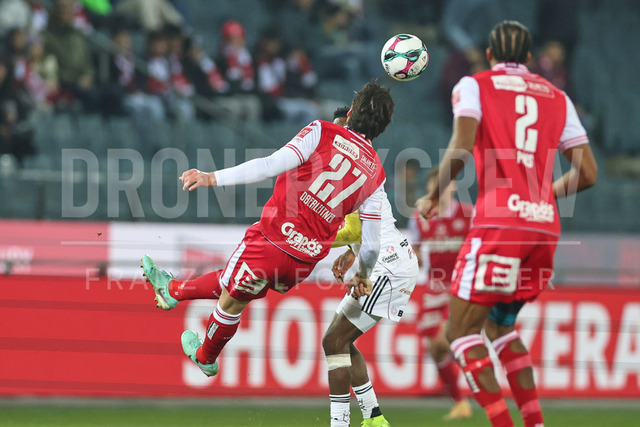 Austrian Bundesliga: Grazer AK 1902 vs LASK | GRAZ, AUSTRIA, 13.DEC.25 - SOCCER - ADMIRAL Bundesliga, Grazer AK 1902 vs LASK. The image shows Yannick Oberleitner (GAK) by a header.
