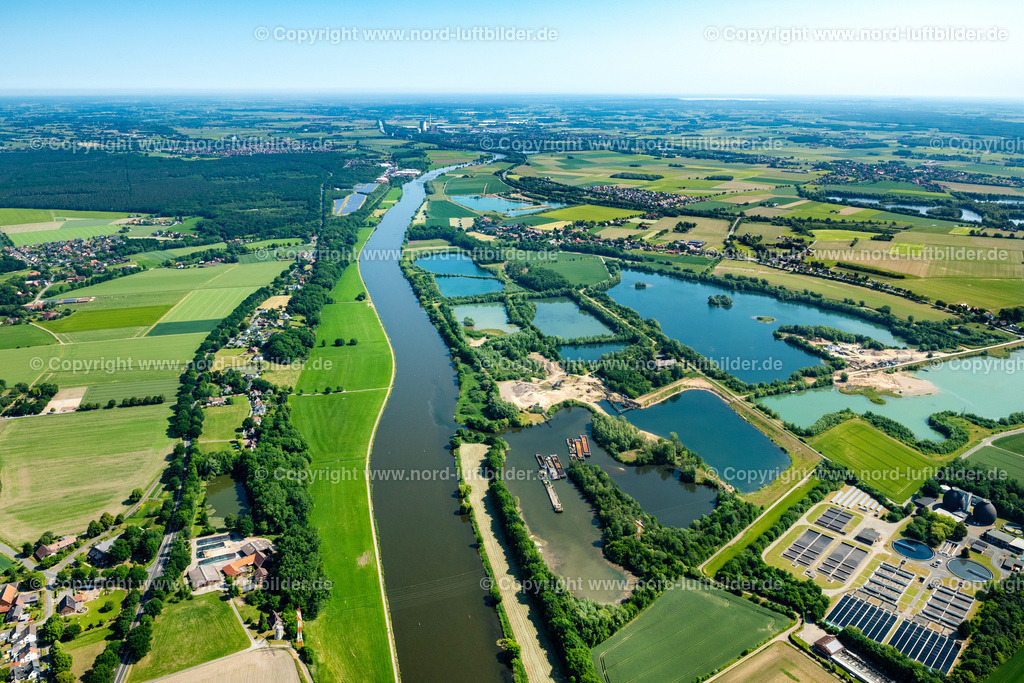Minden_Kieswerke_Kändler_GmbH_Werk_Wietersheim_ELS_4785050623 | PETERSHAGEN 05.06.2023 See- Ufer und Abraum- Flächen des Baggersee und Kies- Tagebau " GP Betonwerke West GmbH " an der Straße Im Schaffeld in Petershagen im Bundesland Nordrhein-Westfalen, Deutschland. // Lake shore and overburden areas of the quarry lake and gravel open pit " GP Betonwerke West GmbH " on street Im Schaffeld in Petershagen in the state North Rhine-Westphalia, Germany. Foto: Martin Elsen