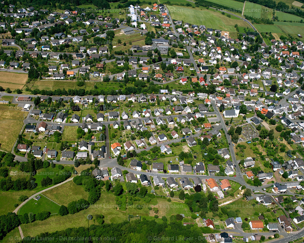 2610699 | MERKENBACH 09.06.2006 Von Wald und Forstgebieten umgebener Ortskern der Straßen und Häuser und Wohngebiete in Merkenbach im Bundesland Hessen, Deutschland // Surrounded by forest and forest areas center of the streets and houses and residential areas in Merkenbach in the state Hesse, Germany Foto: Gerhard Launer