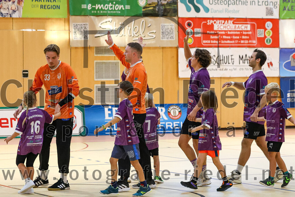 2024-09-21_004_SpVgg_Altenerding_gegen_TSV_1861_Mainburg | Erding, Deutschland, 21.09.2024:Handball, Bezirksoberliga Männer 2024 / 2025, 1. Spieltag, SpVgg Altenerding gegen TSV 1861 Mainburg, Endergebnis: 36:20Torwart Jannik Fleps (SpVgg Altenerding, #33), Torwart Ferdinand Mayer (SpVgg Altenerding, #97)Foto: Christian Riedel / fotografie-riedel.net