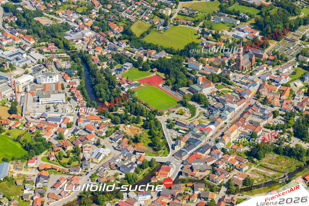 Luftaufnahme der Stadt Zwiesel - Die Luftaufnahme wurde 2025 vom UL-Flugzeug heraus erstellt ( keine Drohne ) - Hochauflösende Luftaufnahme - für professionelle Ausdrucke geeignet. Die Geschenkidee !Mit Lizenz und Bildrechte bestellbar