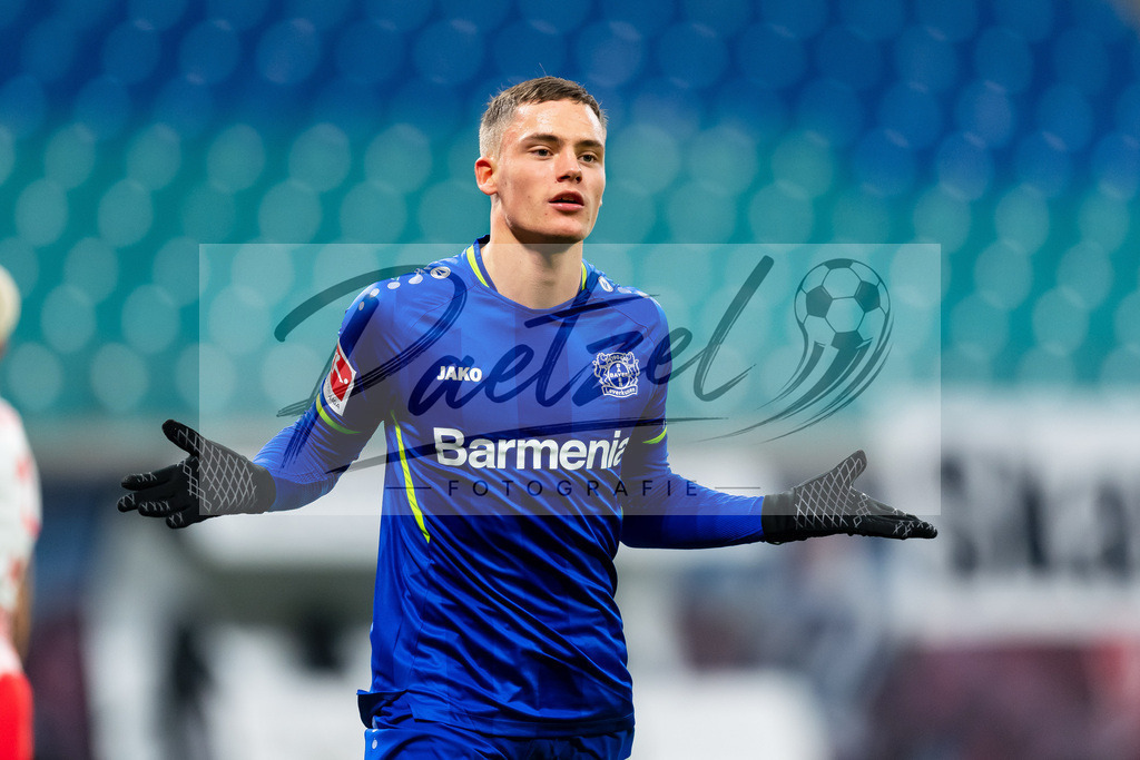 RBLLEV20211128_044 | Fussball, Herren: Florian Wirtz (Bayer 04 Leverkusen) Torjubel, jubelt nach seinem Treffer zum 0:1 bei dem Spiel der 1. Bundesliga zwischen RB Leipzig und Bayer 04 Leverkusen in der Red Bull Arena am 28.11.2021 in Leipzig, Deutschland.DFB / DFL REGULATIONS PROHIBIT ANY USE OF PHOTOGRAPHS AS IMAGE SEQUENCES AND/OR QUASI-VIDEO. - Realisiert mit Pictrs.com