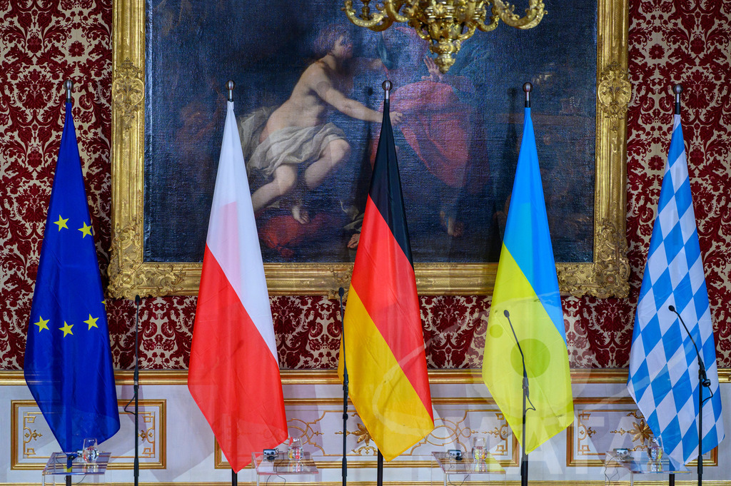 _DWI5175 | EU-, polnische, deutsche, ukrainische und bayerische Flaggen in der Münchner Residenz vor der Verleihung des Ewald-von-Kleist-Preises. Der diesjährige Ewald-von-Kleist-Preis wird am Rande der Münchner Sicherheitskonferenz 2026 an das ukrainische Volk vergeben. München, 14.02.2026 Bayern Deutschland - Realisiert mit Pictrs.com