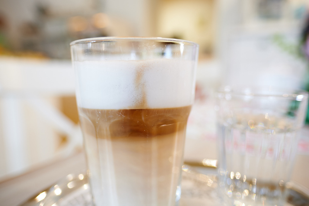 Cafe Latte auf dem Tisch stehend | Wien, Austria - May 28, 2021: Cafe Latte auf dem Tisch stehend. - Realisiert mit Pictrs.com