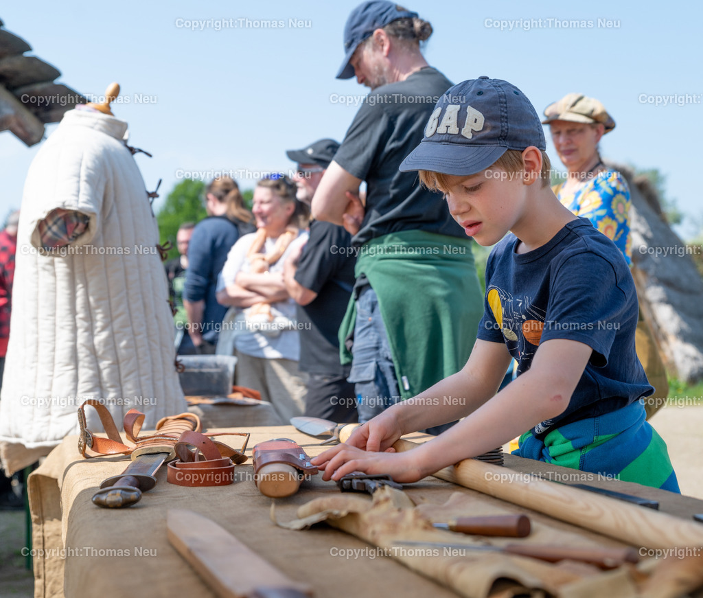 DSC_3980 | Lorsch, Lauresham: Tag der Experimentellen Archäologie u.a, Anziehungspunkt die Waffen und geschmideten Waffen, Kettenhemden und Rüstungselemente,  , Bild: Thomas Neu