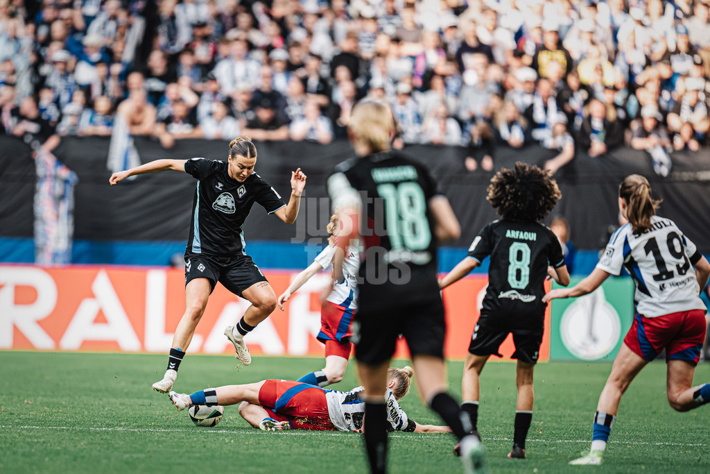 Fußball | Frauen | Saison 2024/2025  | DFB-Pokal der Frauen | Halbfinale | Hamburger SV vs. Werder Bremen | 23.03.2025 | v.l. Larissa Mühlhaus (#7, Werder Bremen) wird von Sarah Stöckmann (#22, HSV) gestoptt