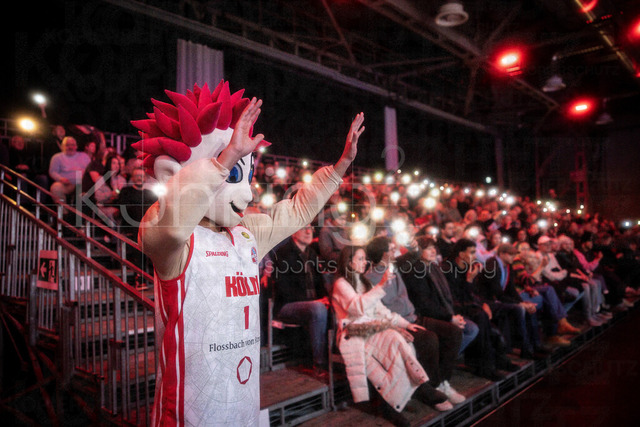 Barmer 2. Basketball Bundesliga ProA: Rheinstars Koeln vs. BBC Bayreuth, 11.01.26 | Köln, 11.01.26 - Impressionen - Handlicher und Maskottchen „Der Jeck“ während des Spiels der Barmer 2. Basketball Bundesliga ProA: Rheinstars Koeln vs. BBC Bayreuth in der Motor World in Köln.