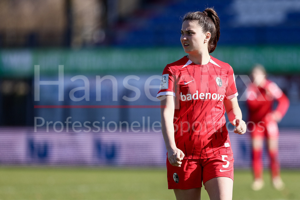 Fussball, 2. Frauen-Bundesliga, SV Meppen - SC Freiburg II | v.li.: Leonie Lorenz (SC Freiburg II, 5) Portrait, Nahaufnahme, Einzelfoto, Einzelbild, DIE DFB-RICHTLINIEN UNTERSAGEN JEGLICHE NUTZUNG VON FOTOS ALS SEQUENZBILDER UND/ODER VIDEOÄHNLICHE FOTOSTRECKEN. DFB REGULATIONS PROHIBIT ANY USE OF PHOTOGRAPHS AS IMAGE SEQUENCES AND/OR QUASI-VIDEO.