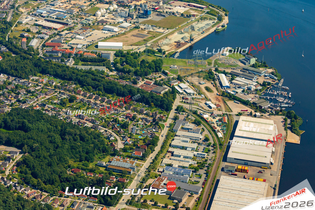 Klassische Luftaufnahme ohne Drohne zeigt:Herrenwyk Werkstrasse bei Lübeck - Die Luftbildaufnahme wurde 2025 vom UL-Flugzeug heraus erstellt ( keine Drohnenaufnahme ) - Hochauflösende Luftaufnahme -Nicht vergleichbar mit Google Maps oder Satelittenbilder- Die Geschenkidee !Mit Lizenz und Bildrechte bestellbar