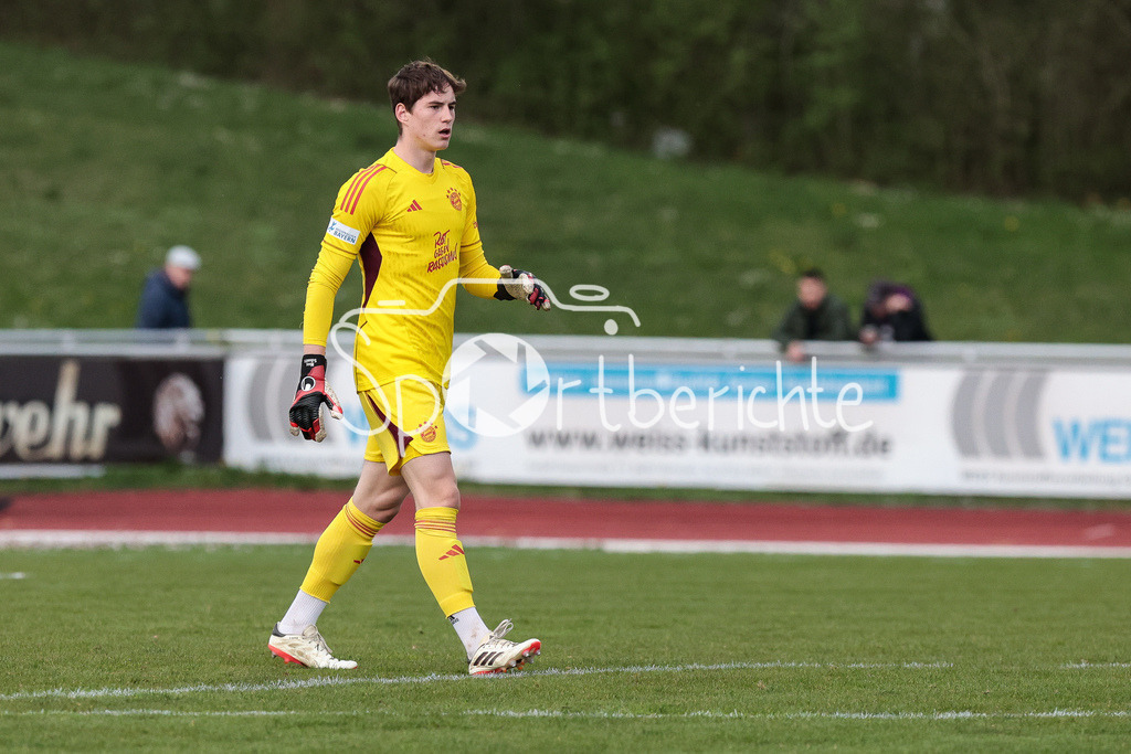 FV Illertissen - FC Bayern Amateure | BAyern Keeper Max SCHMITT (FCB #42) in Aktion / Freisteller / Einzelfoto