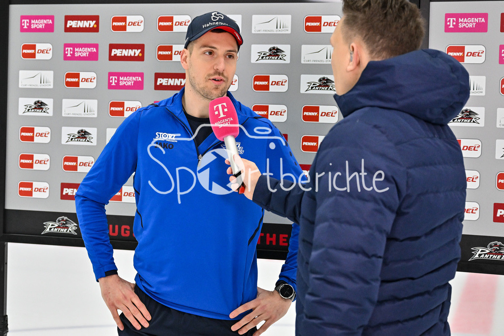 Augsburger Panther - Schwenninger Wild Wings | beim Interview von MagentaSport vor der Partie - Alex TRIVELLATO (Schwenninger Wild Wings 53) / DEL: Augsburger Panther - Schwenninger Wild Wings, Curt Frenzel Stadion am 02.02.2025