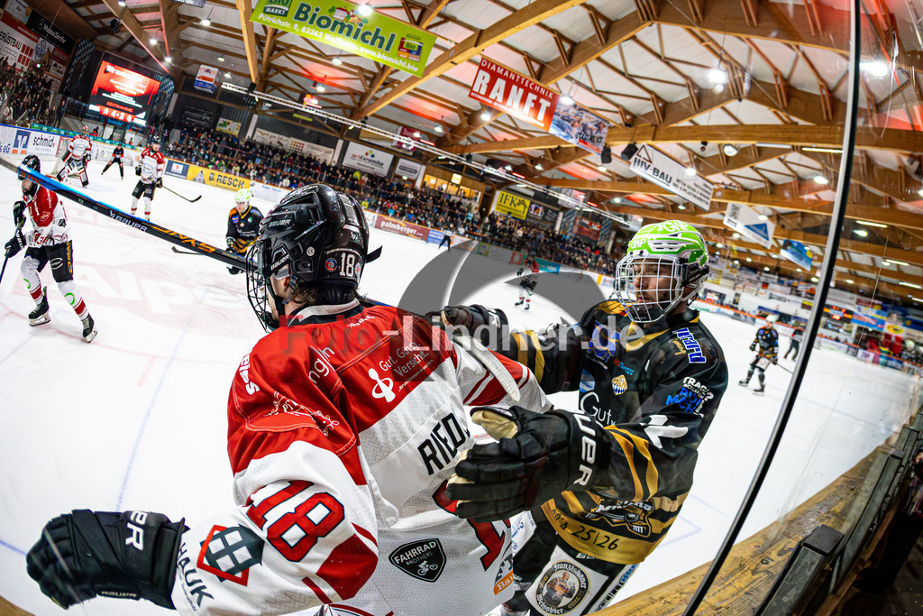 Peißenberg MINERS gegen EHC Königsbrunn LÖWEN | Eishockey Bayernliga 2025/26 Viertelfinale Spiel 2, Peißenberg MINERS gegen EHC Königsbrunn LÖWEN, 20260208,Aktion an der Bande,2026-02-08 in Peißenberg (flatbuy Arena Peißenberg), Marco REINDL (EHC Königsbrunn 18), Jonas LAUTENBACHER (MINERS 12)Copyright: WolfgangxLindner www.foto-lindner.de