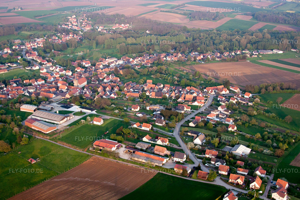Luftbild: Ortsansicht in Riedseltz im Bundesland Bas-Rhin in Frankreich. Foto: IMG_56875.jpg vom 05.05.2013 durch Werner Riehm/FLY-FOTO.de
