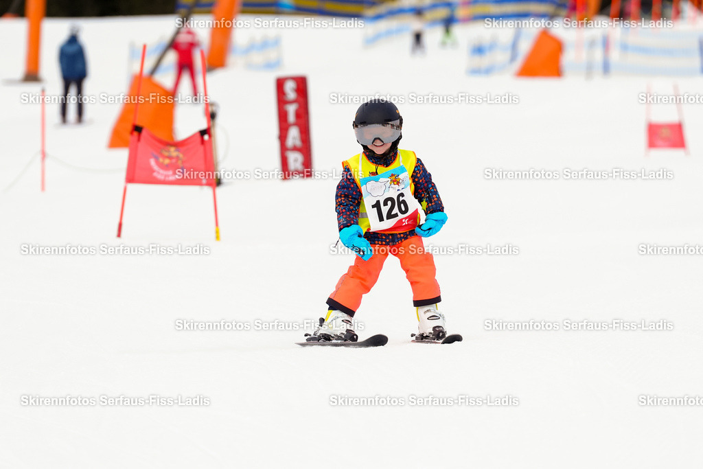 SRF_02.01.2026_0070 | Skirennfotos,Serfaus,Fiss,Ladis,Kinderskirennen,Winter,Tirol,Oberland,skirace,SFL,feelfree,weil wir's genießen,ski,Ski,skifahren,Sonnenplateau, - Realisiert mit Pictrs.com