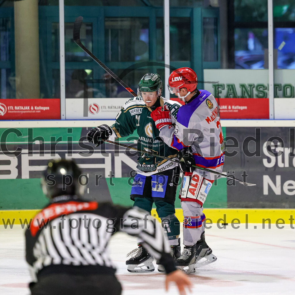 2025-09-14_106_TSV_Erding_gegen_EC_Peiting | Erding, Deutschland, 14.09.2025:Eishockey, Oberliga Süd 2025 / 2026, Testspiel, TSV Erding gegen EC Peiting, Endergebnis: 2:3Erik Modlmayr (Erding Gladiators, #21), Carson MacKinnon (EC Peiting, #27)Foto: Christian Riedel / fotografie-riedel.net