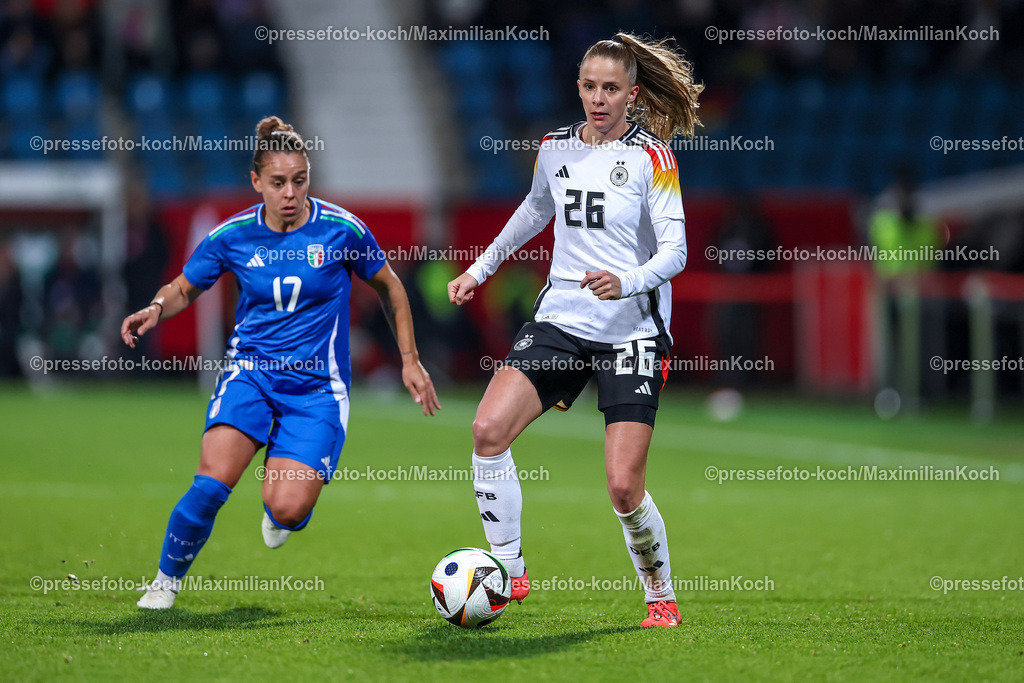 DFB0212240114202176 | 02.12.2024, Fußball Länderspiel Frauen, Deutschland - Italien, Vonovia-Ruhrstadion Bochum, Saison 2024 2025: Lisa Boattin (ITA #17) gegen Vivien Endemann (GER #26)DFB regulations prohibit any use of photographs as image sequences and or quasi-video.