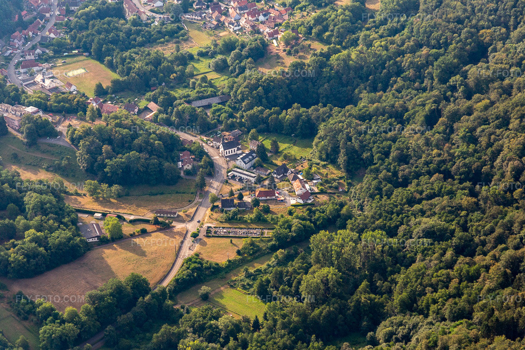Aerial view: Hamlet in Wissembourg in the state Bas-Rhin, France. – Photo: IMG_121922.jpg taken on 08/01/2020 by Werner Riehm/FLY-FOTO.com – Resolution of the original: 5472 x 3648 px