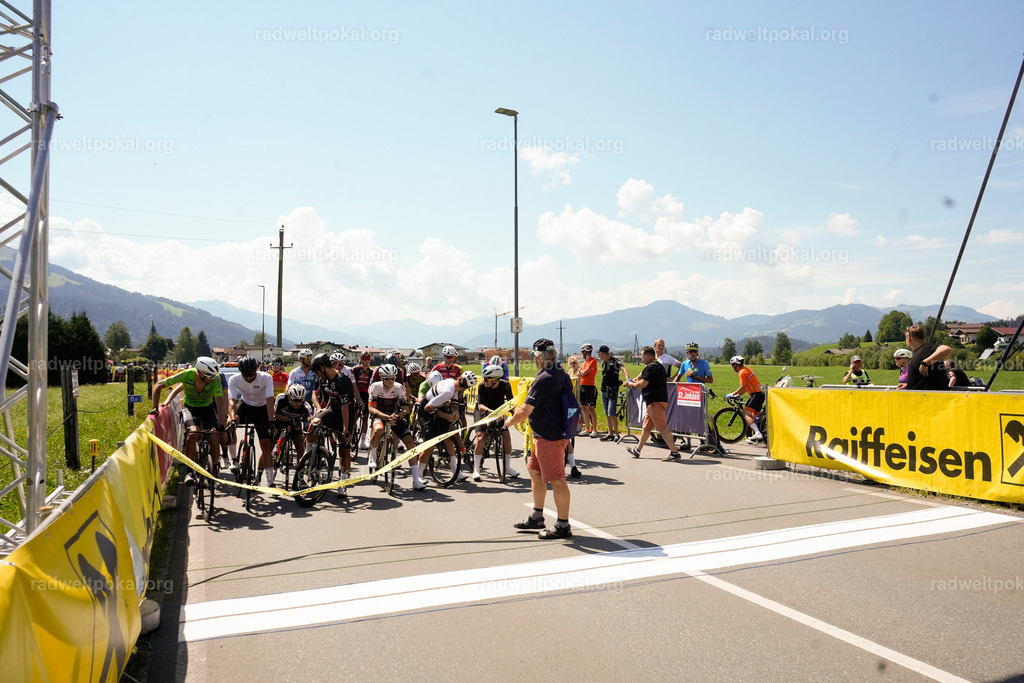 87_20230817_Bewerb_Maenner_Muehlanger | AUT - OESTERREICH, 2023-08-16: SPORT RENNRAD-FAHREN - 55. INTERNATIONALER RADWELTPOKAL IN ST. JOHANN IN TIROL  - Vintage-Radrennen mit WM-Bronze-Medaillen-Siegerin Christina Schweinberger, den Teilnehmer und Alexander Baumann (vom Orginastions-Team) - TAG 2 BEWERB MAENNER IN SECHS GRUPPEN  ; Foto: Roland Muehlanger