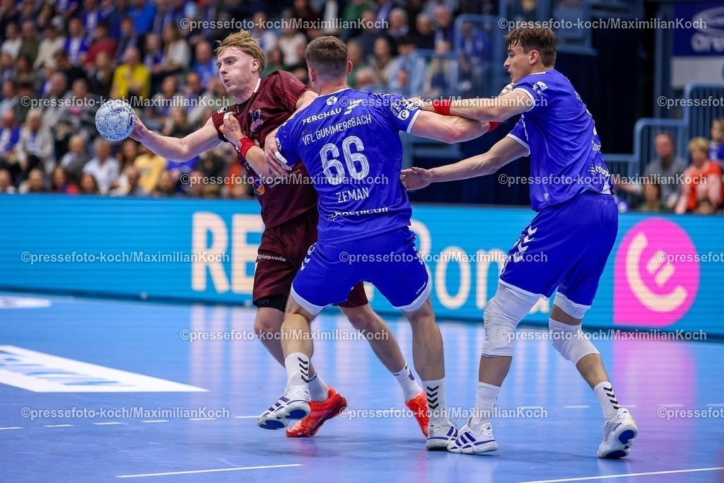 Gum25042501039 | 25.04.2025, Handball, HBL, VfL Gummersbach - 1. VfL Potsdam, Schwalbe-Arena: Dustin Kraus (VfL Potsdam #47) gegen Stepan Zeman (GUM #66) und Julian Köster (GUM #7) 