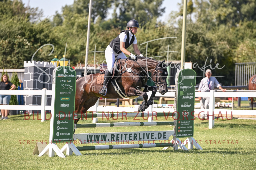 Schugtsche-Düren.2024-06.Stilspringprf.A_-124 | Schugtsche Fotografie - Realisiert mit Pictrs.com