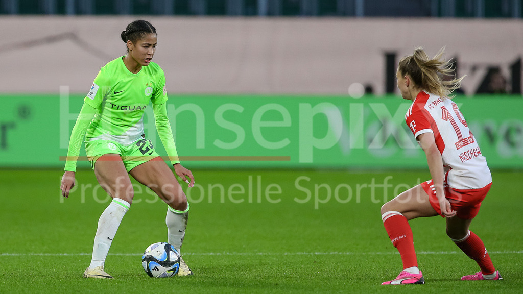Fussball, Google Pixel Frauen-Bundesliga, VfL Wolfsburg - FC Bayern München | v.li.: Sveindis Jonsdottir (VfL Wolfsburg, 23) und Katharina Naschenweng (FC Bayern München, 19) im Zweikampf, Duell, Dynamik, Aktion, Action, Spielszene, DIE DFB-RICHTLINIEN UNTERSAGEN JEGLICHE NUTZUNG VON FOTOS ALS SEQUENZBILDER UND/ODER VIDEOÄHNLICHE FOTOSTRECKEN. DFB REGULATIONS PROHIBIT ANY USE OF PHOTOGRAPHS AS IMAGE SEQUENCES AND/OR QUASI-VIDEO.