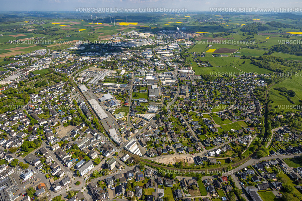 Brilon240503431 | Luftbild, Ortsansicht mit Gewerbegebiet südlich und nördlich der Bundesstraße B7, Bahnlinie, Keffelker Straße bis Egger Holzwerkstoffe Brilon GmbH, Brilon, Sauerland, Nordrhein-Westfalen, Deutschland