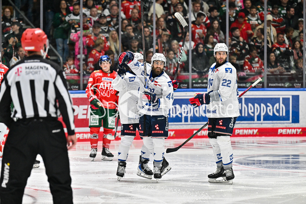 Augsburger Panther - Adler Mannheim | Jubel der Adler nach dem Treffer zum 1-2 durch Anthony GRECO (Adler Mannheim 44) / Tor / Torschuetze / Freude / Happy / DEL: Augsburger Panther - Adler Mannheim; Curt Frenzel Stadion am 14.09.2025